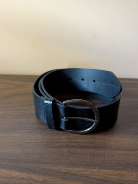 NYDJ Black Leather Women's Belt with Round Metal Buckle